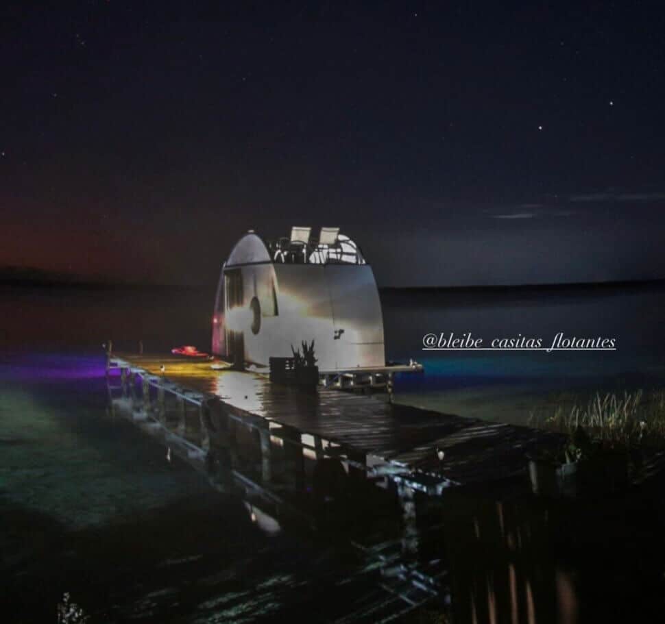 Casa flotante bacalar de noche