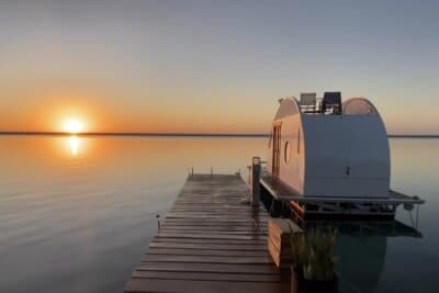 E2366478 B773 4926 9FBA 17C547E45459 Conoce la Casa Flotante en Bacalar: Fotos, precio y más (2025)