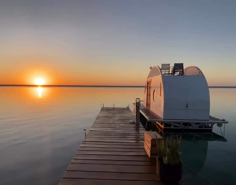 E2366478 B773 4926 9FBA 17C547E45459 Conoce la Casa Flotante en Bacalar: Fotos, precio y más (2025)