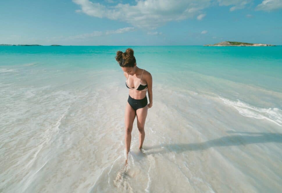 jakob owens n mkaAIQ8xA unsplash Ropa de Baño Mujer: Guía para Elegir la Ideal Según tu Destino en México y Brillar en la Playa