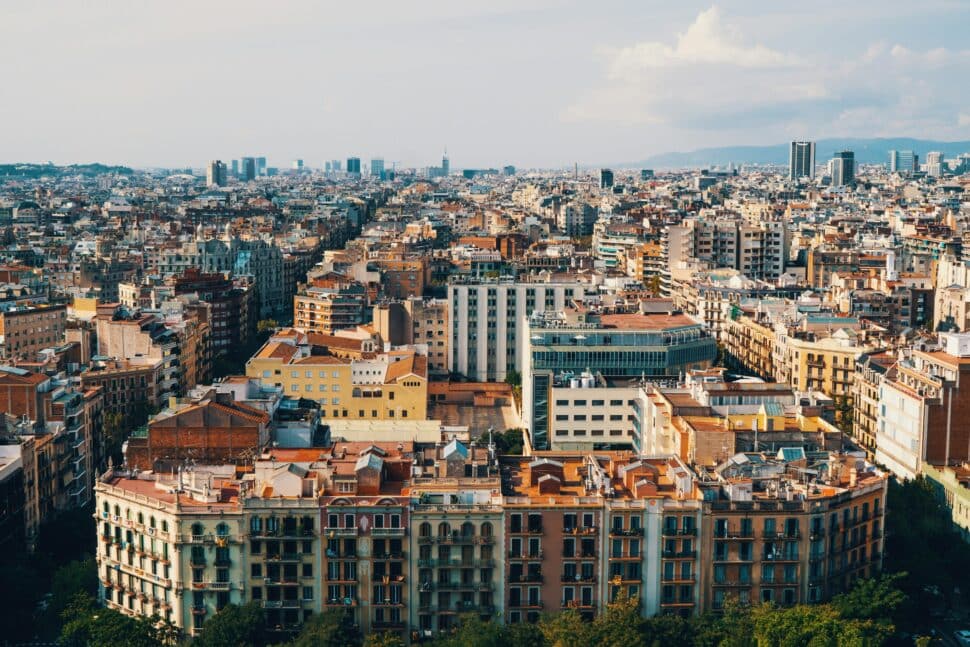 photo 1507619579562 f2e10da1ec86 Barcelona con Estilo: Compañía de Lujo para Viajeros Exigentes