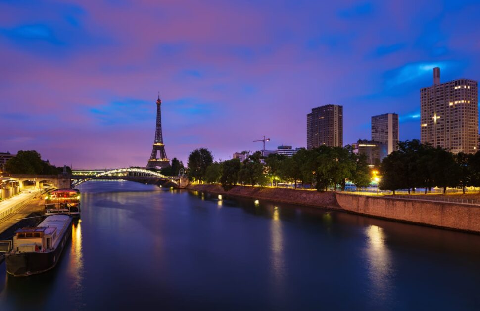 76975848 dawn in paris ¿Cuáles son los mejores perfumes inspirados en viajes o paisajes?