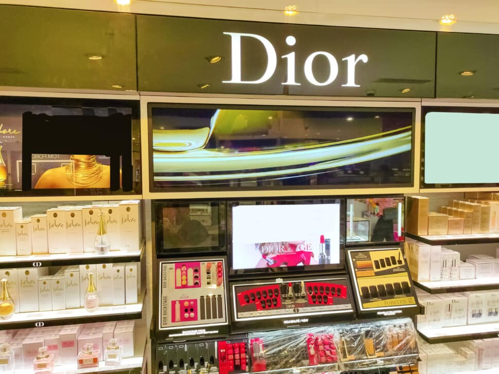81774950 antalya turkey may 11 2021 shop display of different types of perfume dior ¿Cuáles son los mejores perfumes inspirados en viajes o paisajes?