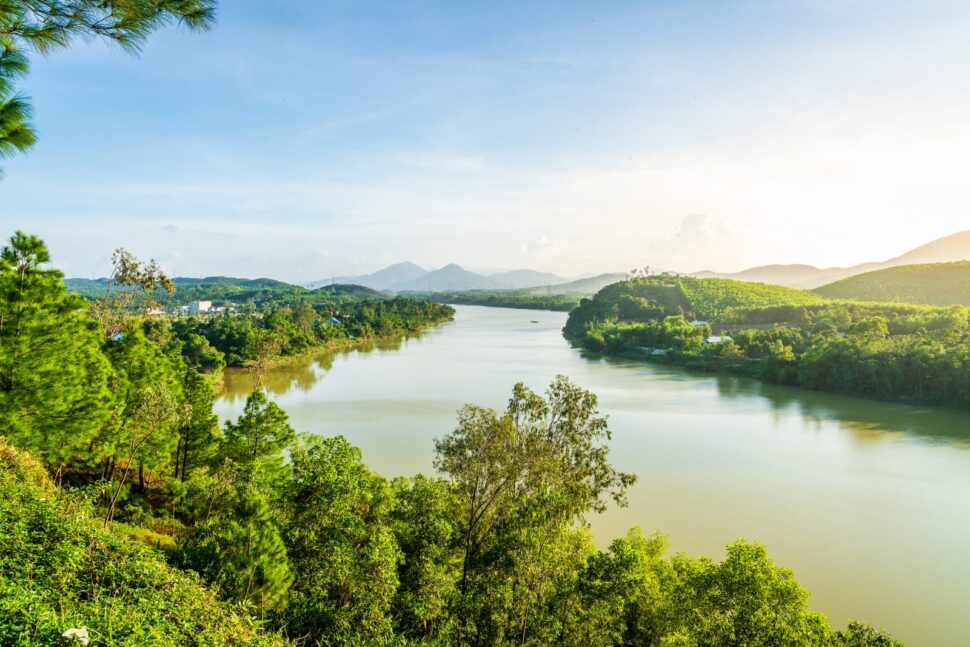 90027322 scenic view of the perfume river and surrounding landscape in hu ¿Cuáles son los mejores perfumes inspirados en viajes o paisajes?