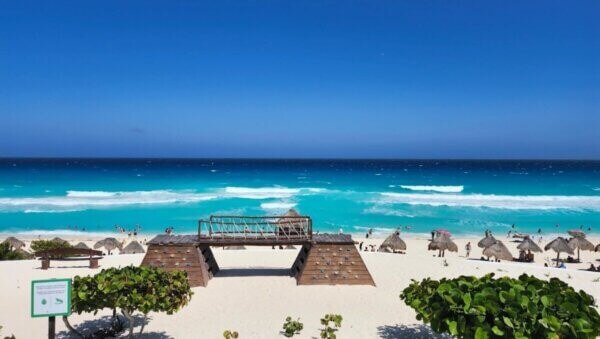 portada-playa-delfines-cancun-4