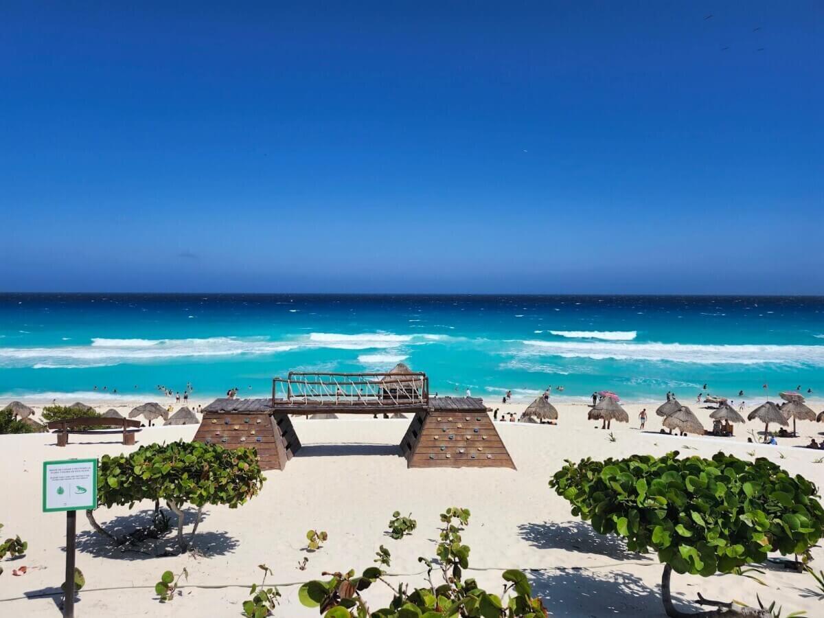 portada-playa-delfines-cancun-4