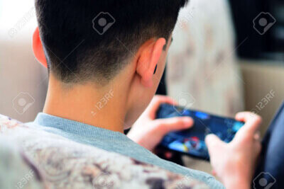 169351207 a teenager playing a game with a cell phone phone addiction in the z generation El Código de la Abundancia: La Fluidez Técnica de FruitCocktail