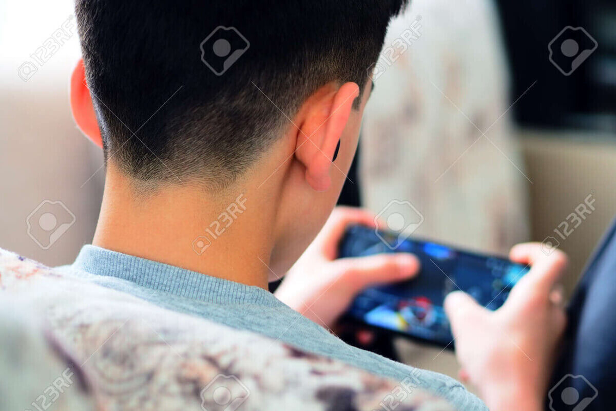 169351207 a teenager playing a game with a cell phone phone addiction in the z generation El Código de la Abundancia: La Fluidez Técnica de FruitCocktail