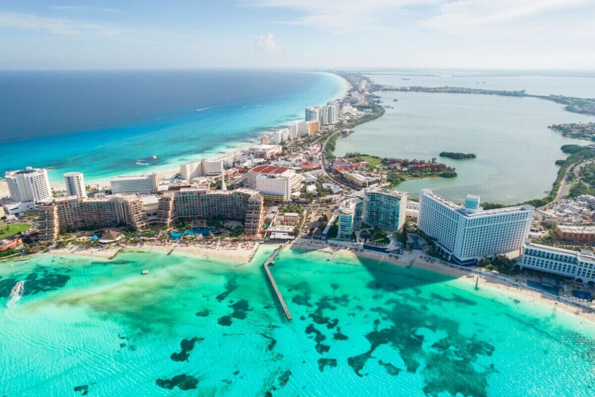 Playa de día y casino de noche en la Riviera Maya shutterstock 2133566785 compressed Playa de día y casino de noche en la Riviera Maya