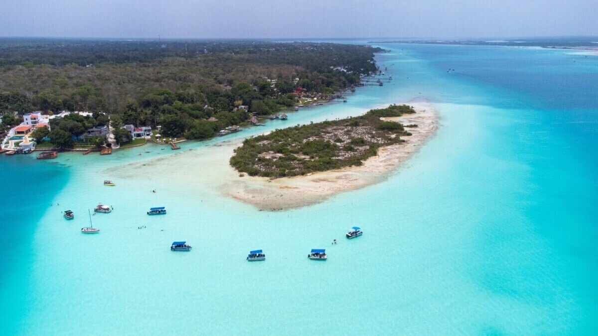 bacalar laguna 7 colores tour tradicional recorrido familiar que hacer nadar viajar chetumal tips barato mjE24aDp3ZuLa3p2 Dónde y cómo contemplar las tonalidades más deslumbrantes de la Laguna de los Siete Colores